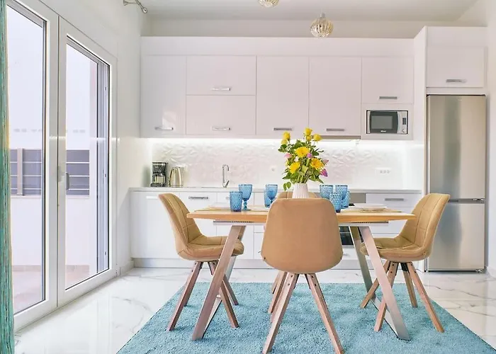 Modern Luxury Near & Old Harbor Fast Wifi Private Veranda 아파트 하니아