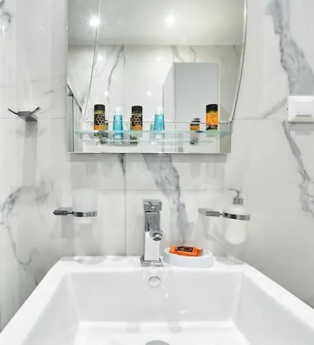 Modern Luxury Near & Old Harbor Fast Wifi Private Veranda Lejlighed *