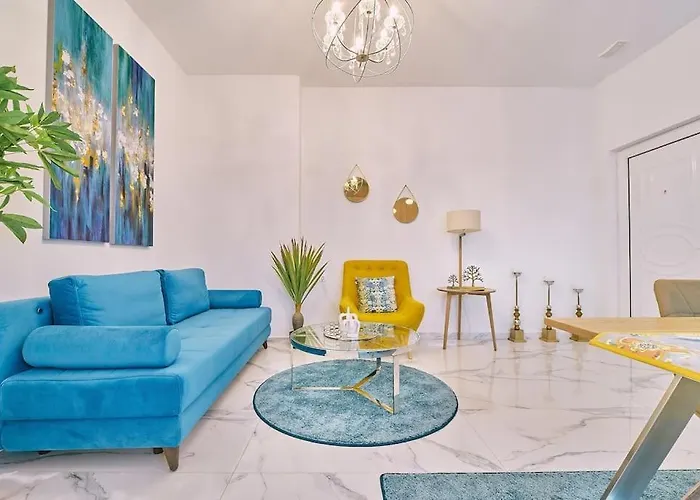 Modern Luxury Near & Old Harbor Fast Wifi Private Veranda