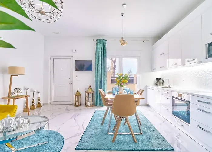 Modern Luxury Near & Old Harbor Fast Wifi Private Veranda *