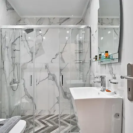 Modern Luxury Near & Old Harbor Fast Wifi Private Veranda *