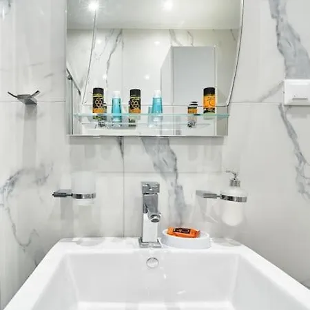 Modern Luxury Near & Old Harbor Fast Wifi Private Veranda アパート *