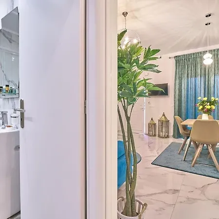 Modern Luxury Near & Old Harbor Fast Wifi Private Veranda * Hriszí Aktí Haniá