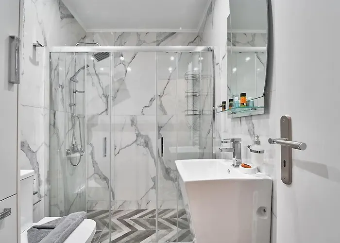 Modern Luxury Near & Old Harbor Fast Wifi Private Veranda *